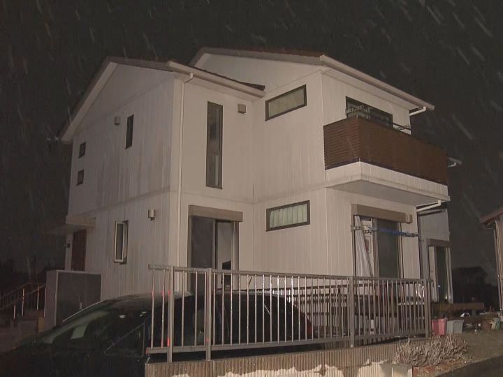 男性1人が意識不明の重体…6人で暮らす住宅で火事 2階建ての一部が燃え10代から60代の男女4人を搬送