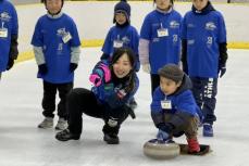 藤沢五月が小学生にカーリング指導「冬の競技をもっともっと身近なスポーツに」