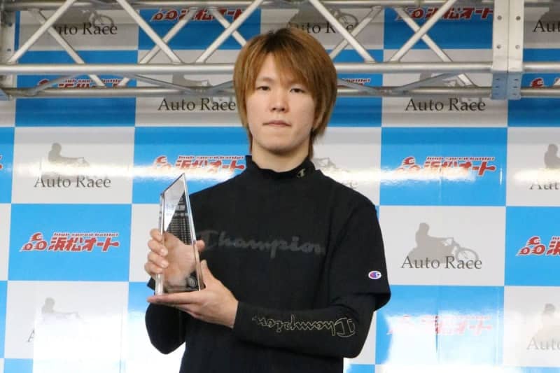 【浜松オート・ＧⅡ浜松記念曳馬野賞】鈴木圭一郎が１０連勝賞で表彰「なかなかできないことなので嬉しい」