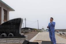 青森・大間で福田こうへいが歌う「一番マグロの謳」の歌碑建立