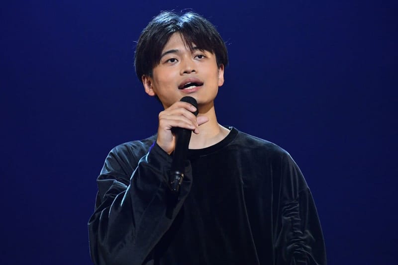 二見颯一がコンサートで堀内孝雄作曲の新曲「泣けばいい」を披露