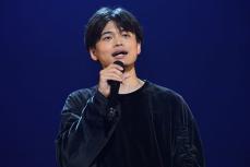 二見颯一がコンサートで堀内孝雄作曲の新曲「泣けばいい」を披露