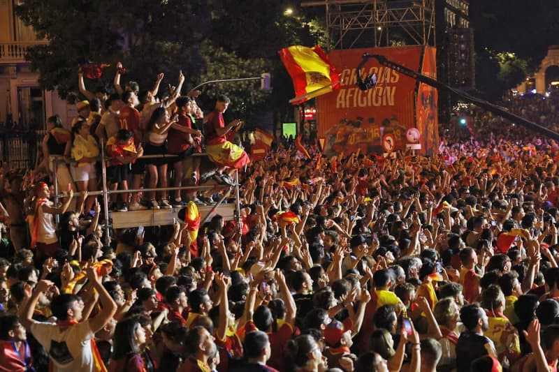 スペイン凱旋！推定１０万人が集結　ＭＶＰのロドリに「バロンドール」の大合唱