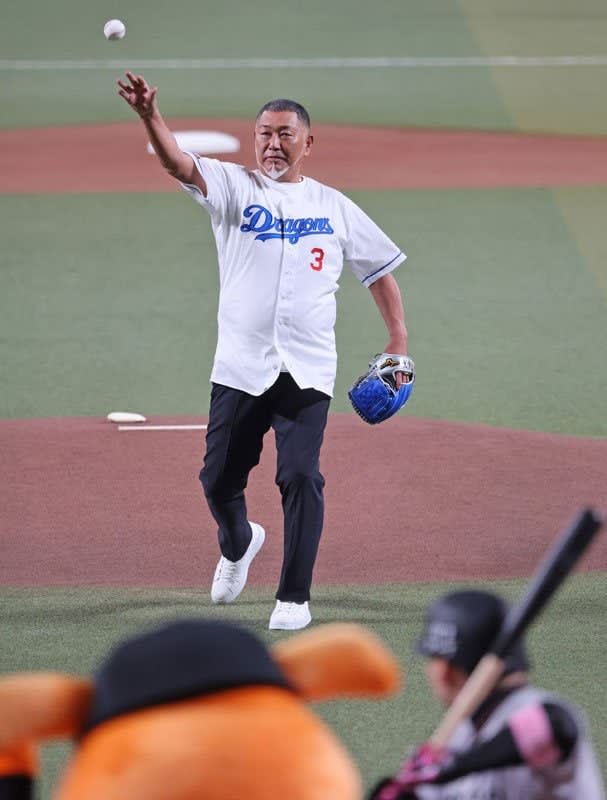 【中日】清原和博氏が背番号３で始球式に登場　登場曲「とんぼ」に歓声