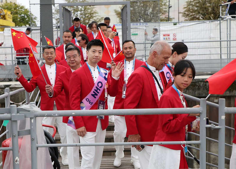 【パリ五輪】中国選手団が船で入場　旗手の卓球・馬龍に中国は歓喜「満面の笑みで旗振っている～」