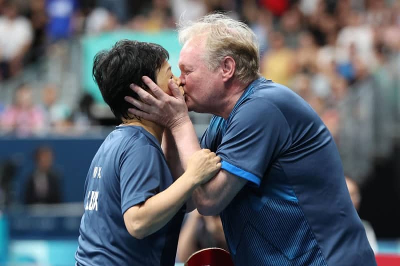 【卓球】６１歳シャリャン・ニが会場の〝ヒロイン〟に　２回戦敗退で夫と「熱いキス」も