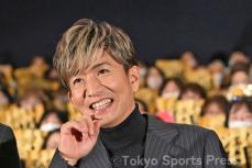 木村拓哉が香港で〝キムタク持ち〟披露　フードデリバリーサービスの広告に起用