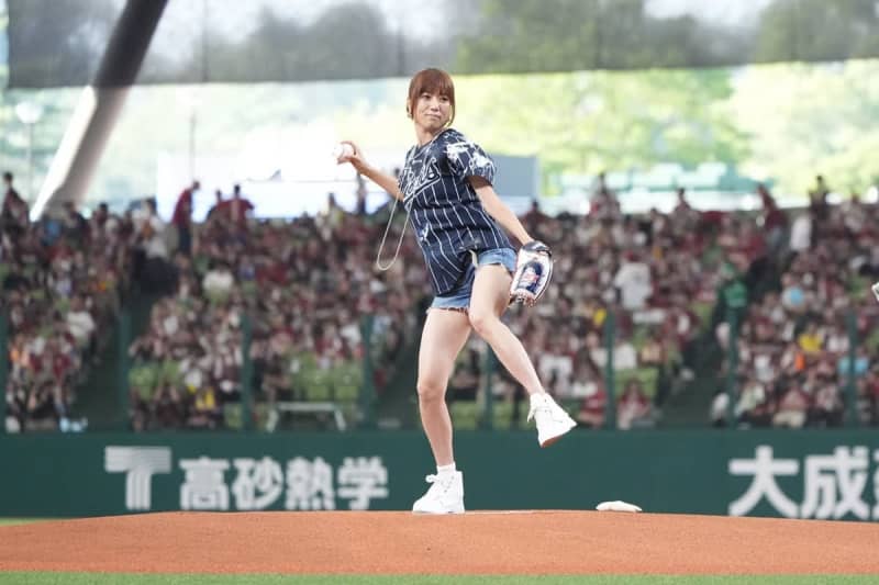 【西武】ｈｉｔｏｍｉが始球式で美脚披露　ワンバン・ストライク投球に「無我夢中で投げました」