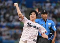 【ヤクルト】小池都知事が２年ぶり始球式「スポーツで盛り上げていきましょ～」