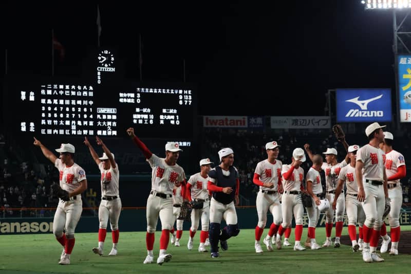 【甲子園】智弁学園が延長戦に競り勝つ　エース田近楓雅「ナイターでの試合がプロ選手のようで楽しかった」