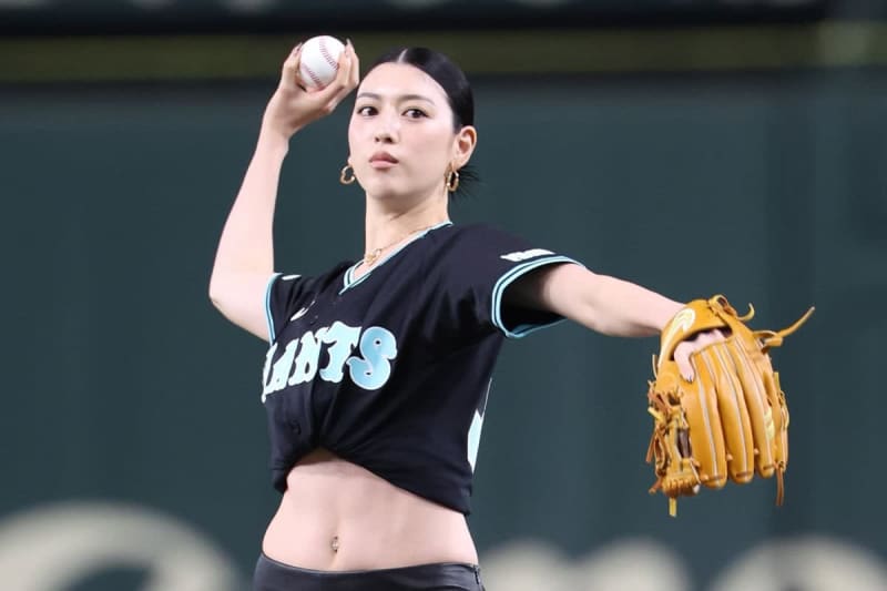 【巨人】三吉彩花がノーバンならず　ティファニーとのコラボ衣装で人生初始球式