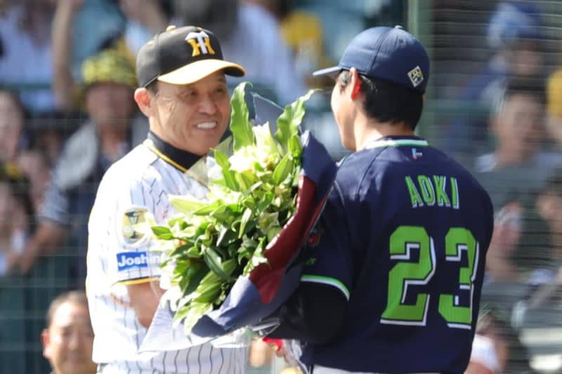 【阪神】岡田彰布監督が引退発表のヤクルト・青木に花束　早大の後輩と肩を組み記念撮影