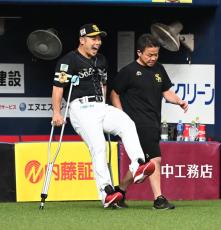 【ソフトバンク】離脱中の近藤健介　松葉杖姿で胴上げ参加「みんなと喜びを分かち合えてうれしい」