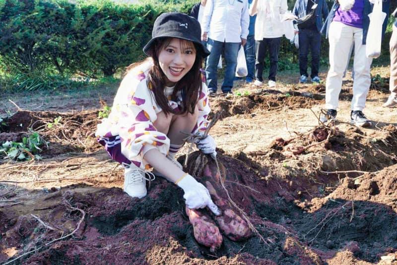 声優・石原夏織　念願のファンと〝芋掘り〟で大興奮「芋づくしコーデでキメました！！」