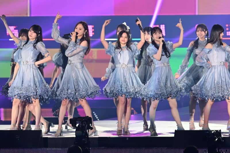 【ガールズアワード】乃木坂４６がライブ登場で大歓声　井上和「盛り上がってますかー！」