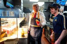 トランプ氏がマック店員体験　狙いはハリス氏攻撃と米メディア報道