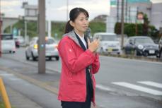 自民・森下千里氏　当選感謝の辻立ち　自民大苦戦で笑顔自粛も前回落選時とは「全く違う思い」