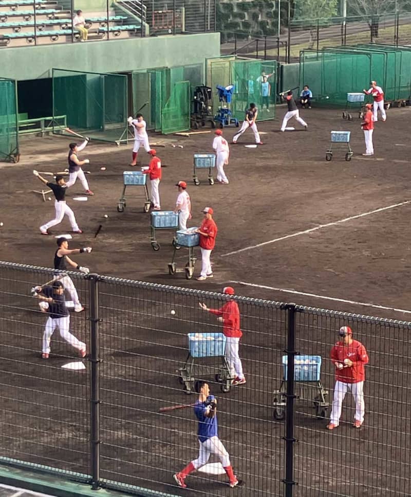 【広島】貧打解消へ地獄の猛練習　１６か所の打撃練習スペースはコーチの〝監視〟付き