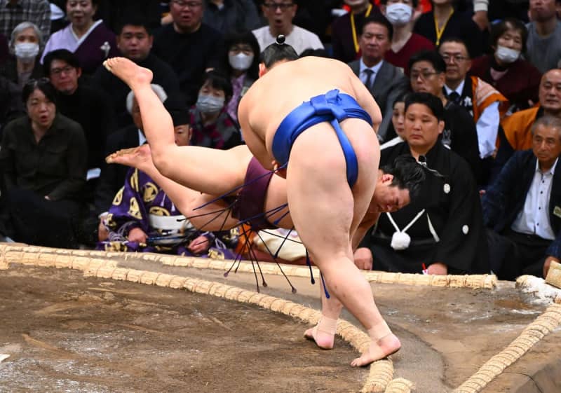 【九州場所】大の里が逆転勝ちに「ヒヤヒヤした」師匠の二所ノ関親方は「危ない相撲」