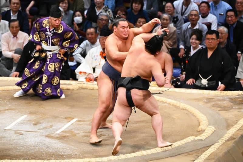 【九州場所】豊昇龍が気合満点「見たら飛んでいた」 若元春を土俵下へ吹っ飛ばし５場所ぶり連勝発進