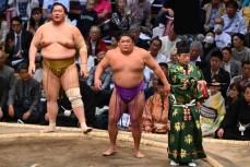 【九州場所】尊富士に横綱照ノ富士が〝喝〟「何で当たらないんだ？　稽古をしてるだろ」