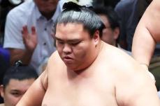 【九州場所】御嶽海が担架で運ばれ救急搬送　出羽海親方「左肩と腰のあたり。落ちた時の衝撃」