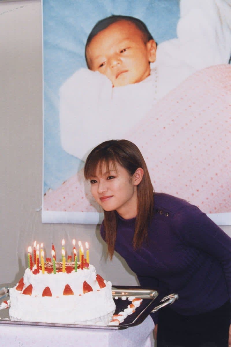 深田恭子が感無量　２０００年１１月　赤ちゃんの写真をバックに１８歳の誕生祝い