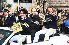 【ソフトバンク】５年ぶり祝賀パレードに２８万人　王会長「来年は一番上でね」