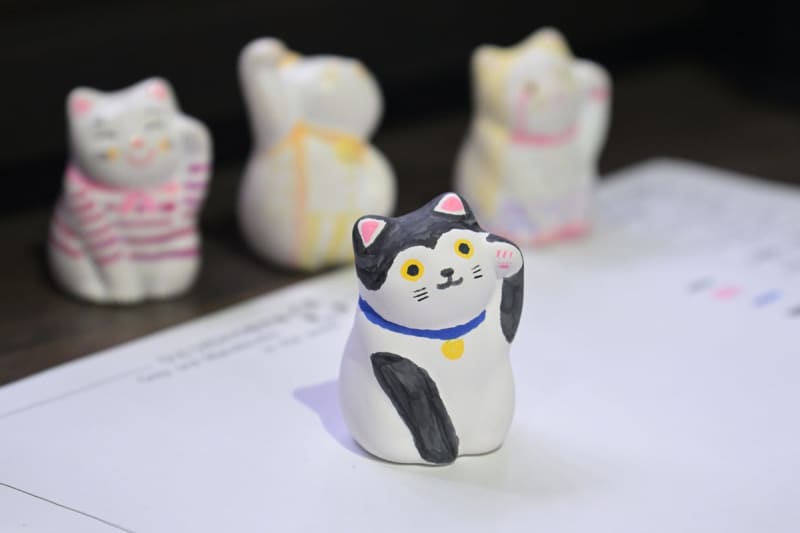 自分だけの招き猫！奥深い絵付けを体験　オリジナルスイーツ「パンネコッタ」も追加注文