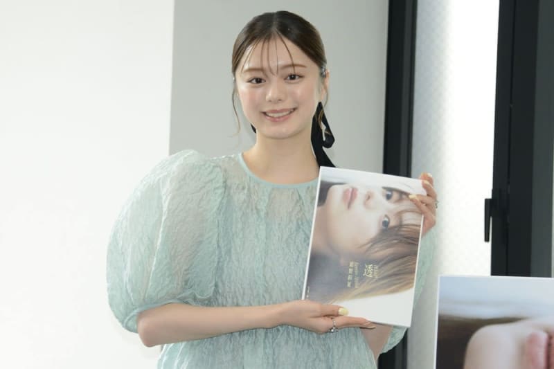 紺野彩夏　初のフォトブック出版に笑顔　タイトルは「透」も「完全にあて字で読めなかった」