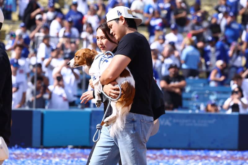 大谷翔平の愛犬デコピン　和装で粋な〝年賀状〟「謹んで新年のお慶びを申し上げます」