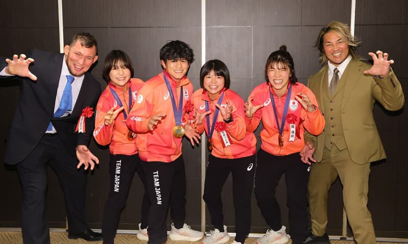 【プロレス大賞】棚橋社長が藤波朱理らレスリング五輪金メダリストに「全員一括スカウト！」