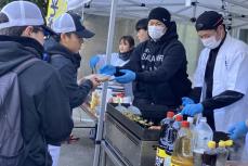 【広島】坂倉将吾が自主トレ来場のファンに焼きそば＆おでん振る舞う