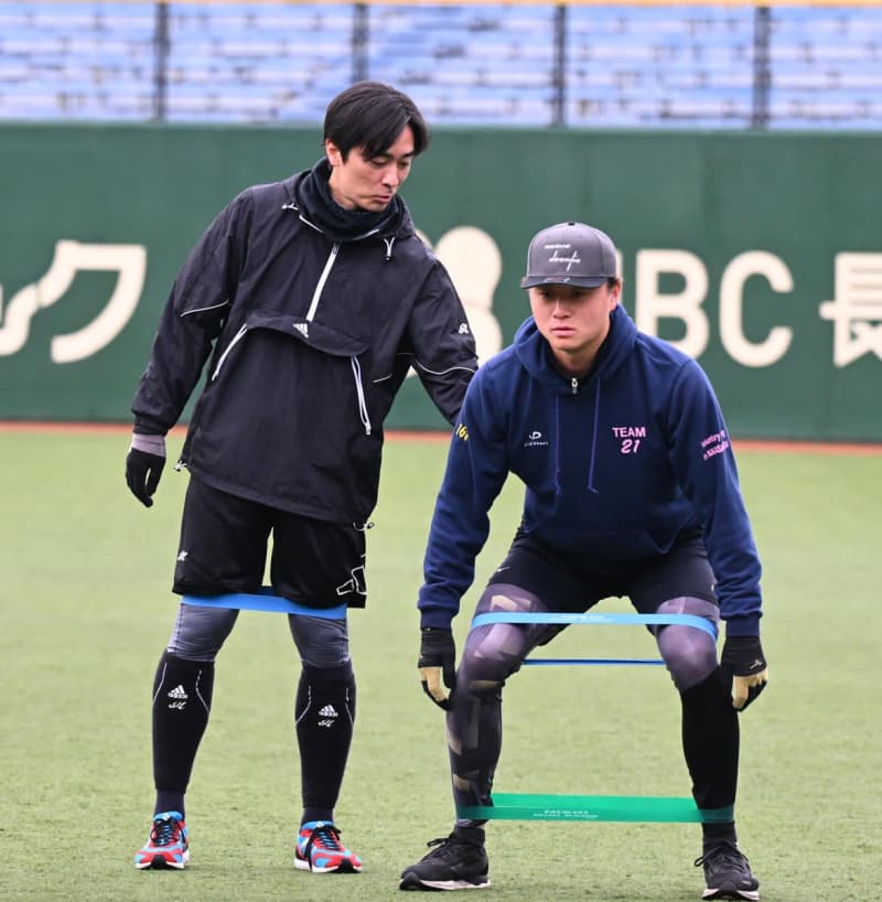 【ソフトバンク】和田毅氏の自主トレに参加の前田純　体幹意識で〝即活躍〟目指す