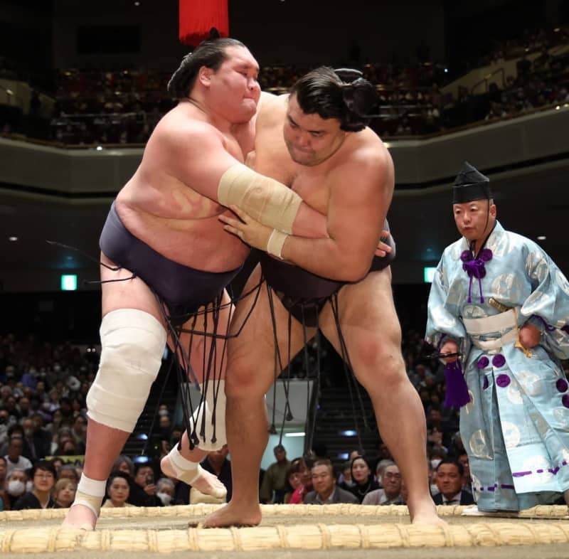 【初場所】照ノ富士が霧島を寄り切り２勝目　報道陣に質問を促し「じっくりいきました」