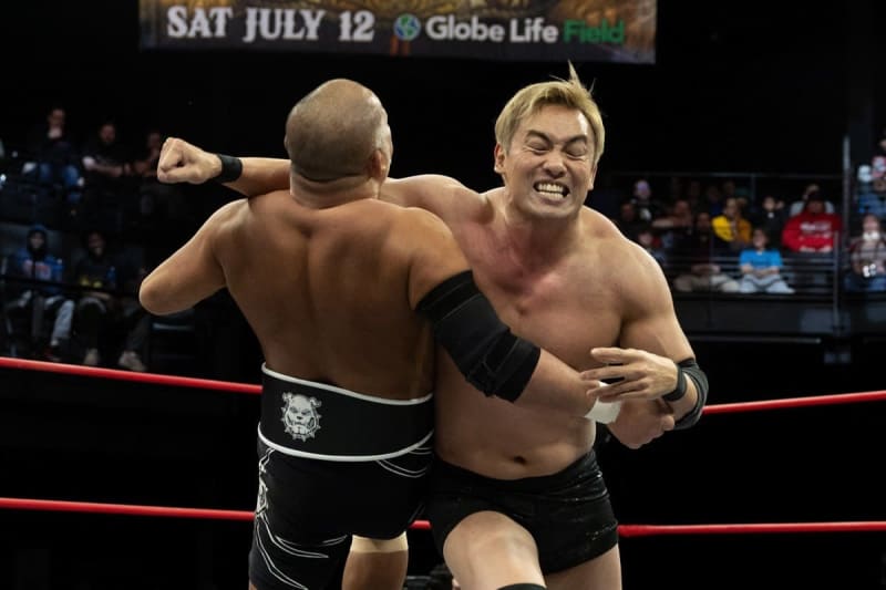 【ＡＥＷ】オカダ・カズチカが石井智宏を破り王座防衛　ゴング持ち込みから卑劣な急所蹴り