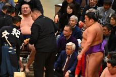 【初場所】尊富士が負傷の北の若を気遣う　土俵から下りて寄り添う行動に「大丈夫かなと…」