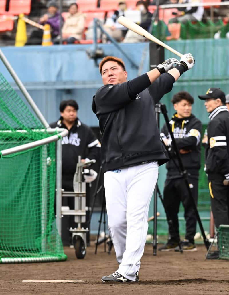 【ソフトバンク】山川穂高がフリー打撃で柵越え２６発　ファンは一発ごとに大歓声