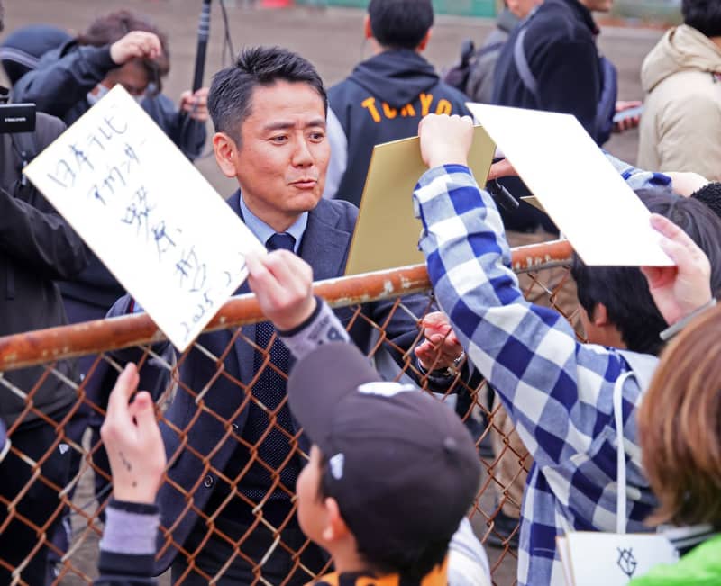 【巨人】宮崎キャンプで…日テレ・蛯原哲アナもサイン攻め「ただのサラリーマンだけど、大丈夫？」