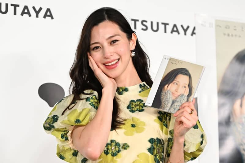 中条あやみ　２８歳の誕生日に初のフォトエッセイ発売　お気に入りの言葉も明かす