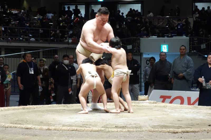 白鵬杯　宮城野親方が〝裸一貫〟で奮闘　白まわし姿で子供と稽古「私も相撲が大好き」