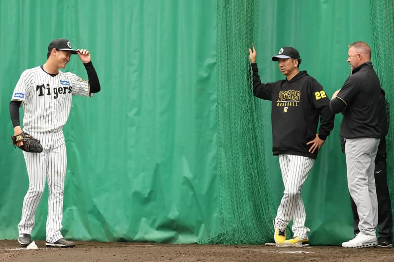 【阪神】〝元最強リリーフコンビ〟藤川監督＆ウィリアムス氏が及川雅貴を熱血指導