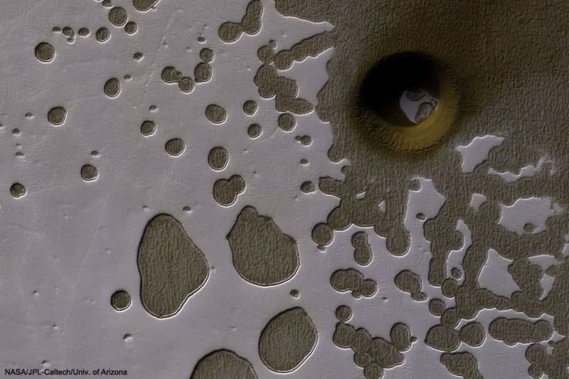 アメリカの砂漠地帯で謎の巨大な金属製の柱が見つかる