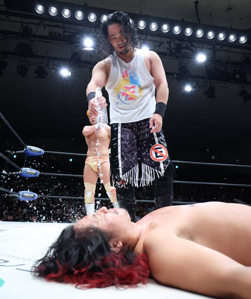 ノア】高橋ヒロム EitaにKOされ屈辱の〝水かけ挑発