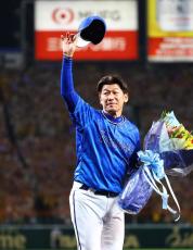 【ＤｅＮＡ】殊勝だった三浦監督のラストメッセージ　囲み会見の「名演技」楽しませていただきました！