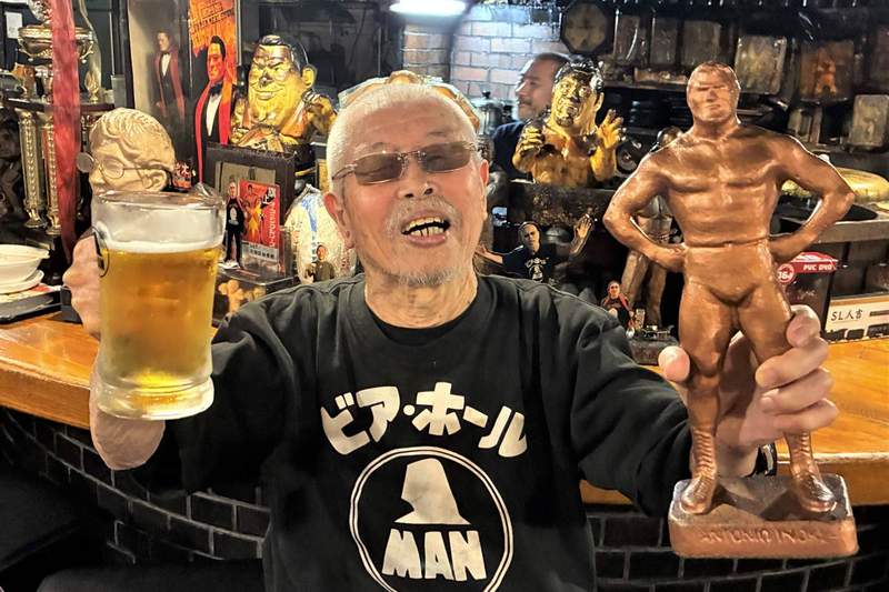 アントニオ猪木 ブロンズ像 アントニオ猪木のブロンズ像を2000体以上作り続けている92歳男の哲学