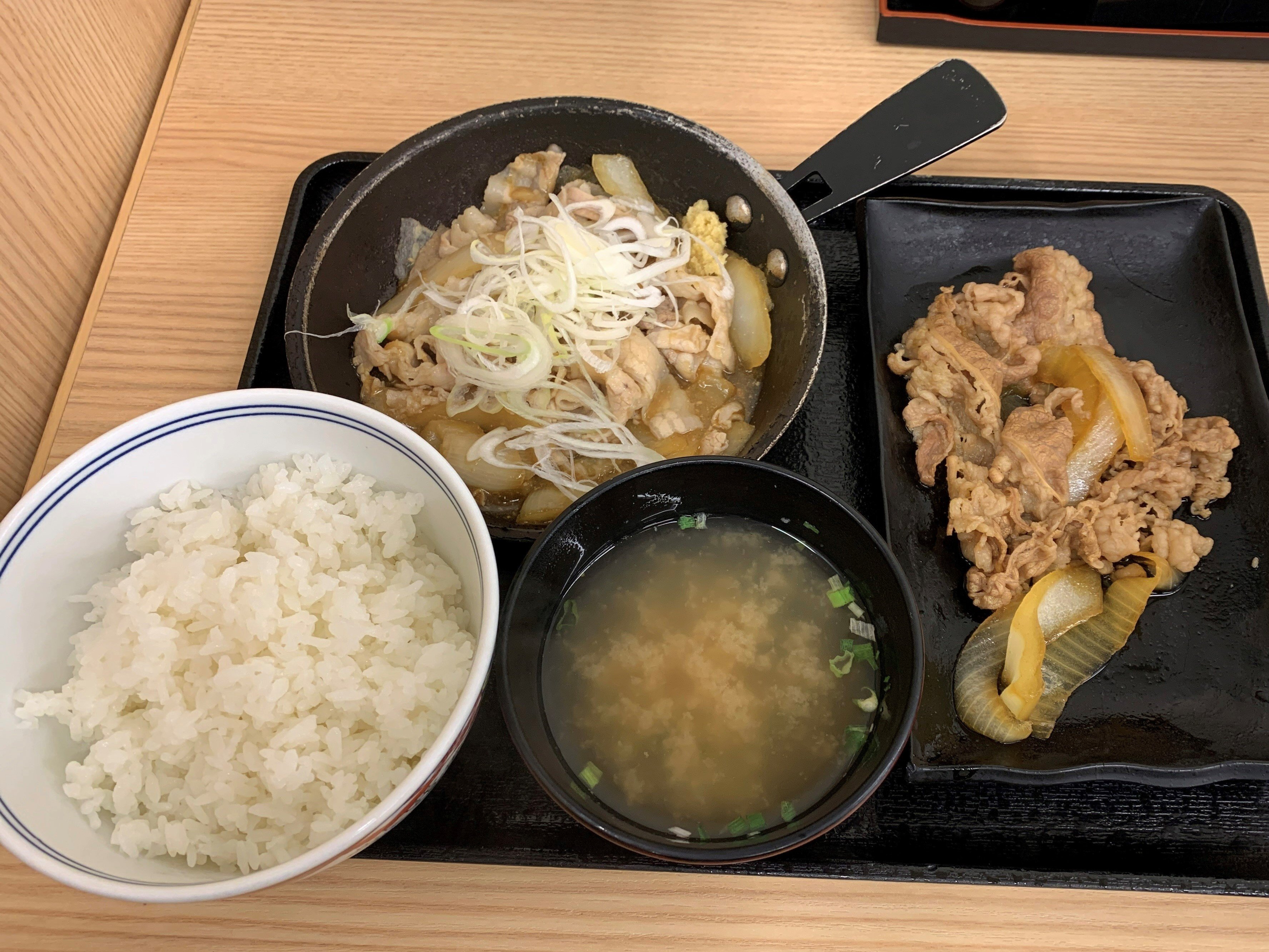 吉野家 W定食 牛皿 豚生姜焼き が満足度高し 2種のおかずでアレンジ広がる 記事詳細 Infoseekニュース