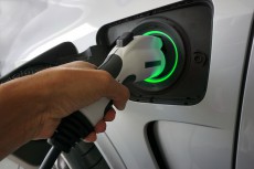 苛烈化する次世代蓄電池開発〜環境対応車需要増で期待高まる