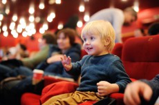 1歳児の映画デビューを体験！ 座席の選択や場内の様子は？
