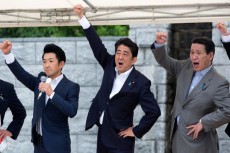 外国人は安倍首相の味方？自民党勝利なら買い増加も